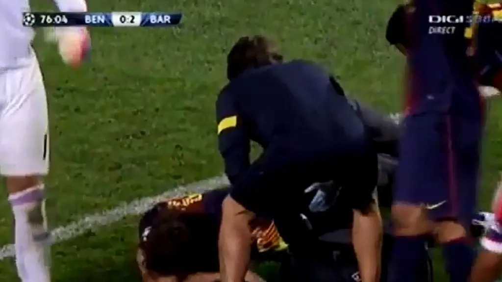 Zraněný Puyol v zápase proti Benfice