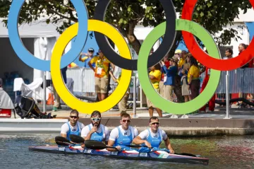Posádka bronzového čtyřkajaku