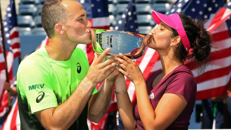 Indicko-brazilský tenisový pár Sania Mirzaová a Bruno Soares slaví titul z US Open