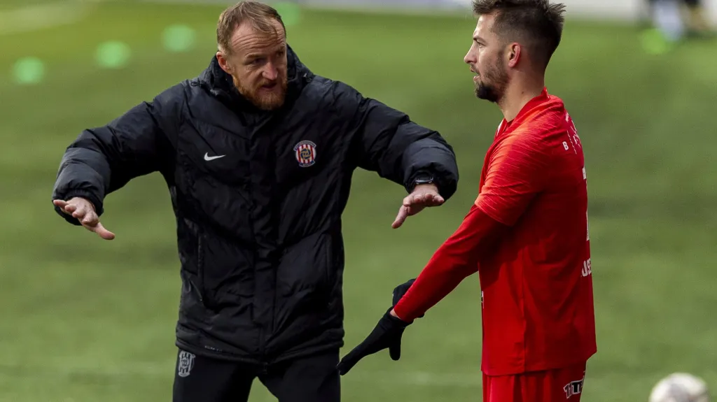 Trenér Brna Richard Dostálek (vlevo) udílí pokyny