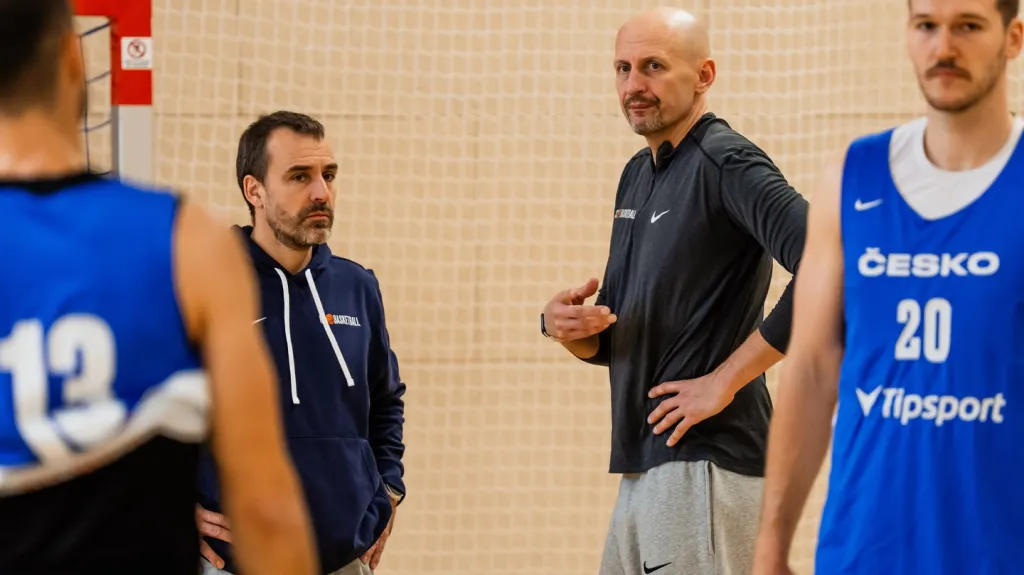 Trenér Luboš Bartoň (druhý zprava) dohlíží na trénink