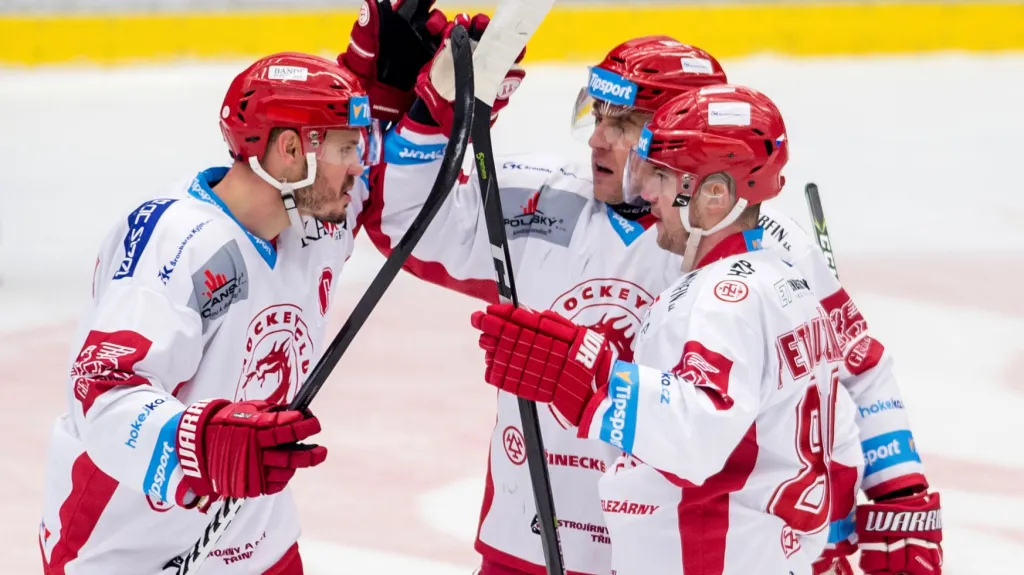 Jakub Petružálek (vpravo) se spoluhráči z Třince