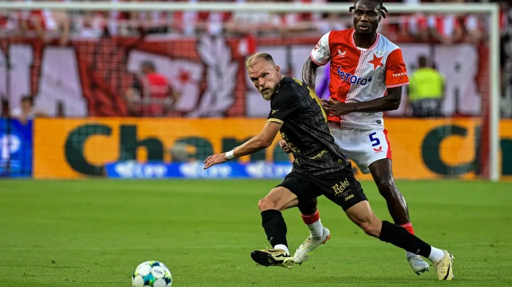 Mick van Buren z Hradce Králové a Igoh Ogbu ze Slavie