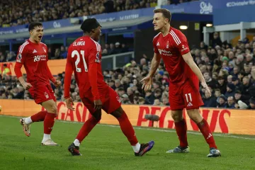 Fotbalisté Nottinghamu oslavují gól v Premier League