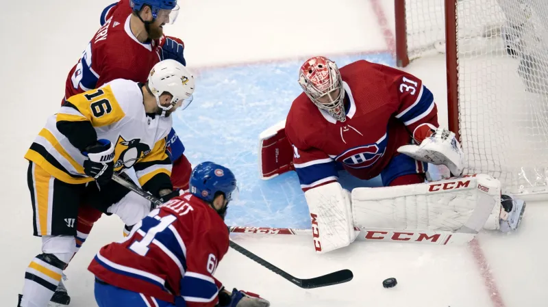 Brankář Montrealu Carey Price zasahuje proti Pittsburghu