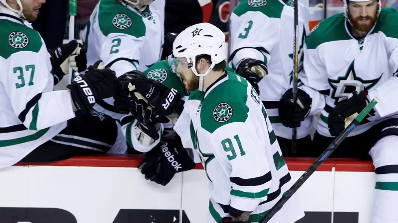 Tyler Seguin (uprostřed) slaví gól se svými spoluhráči z Dallasu