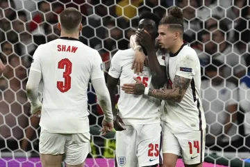 Spoluhráči utěšují zklamaného Bukaya Saku