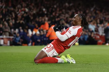 Eberechi Eze z Arsenalu se raduje z gólu