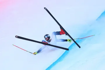 Aleksander Aamodt Kilde padá během sjezdu ve Wengenu