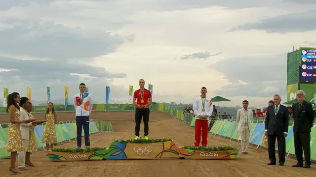 Medailový ceremoniál po závodu bikerů