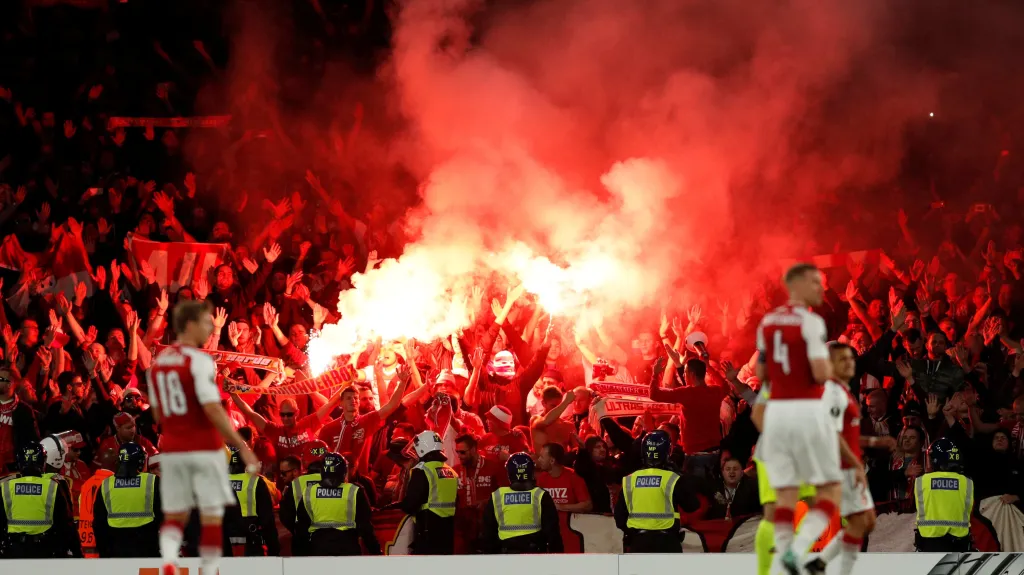 Fanoušci Kolína nad Rýnem na stadionu Arsenalu