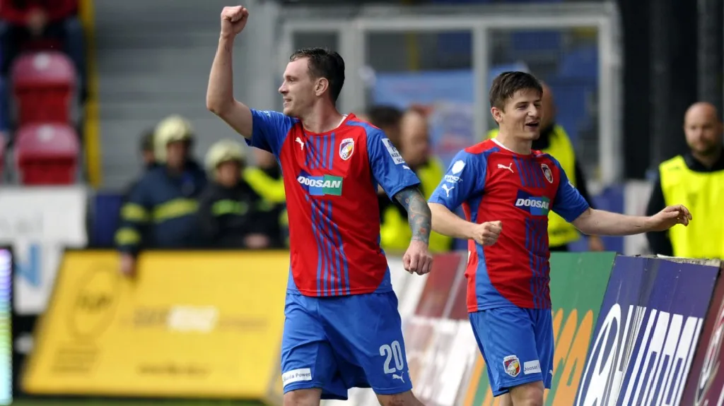 Ondřej Vaněk a Václav Pilař se radují z gólu