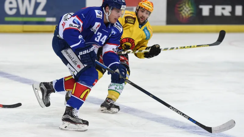 Auston Matthews (v modrém) v dresu ZSC Lions