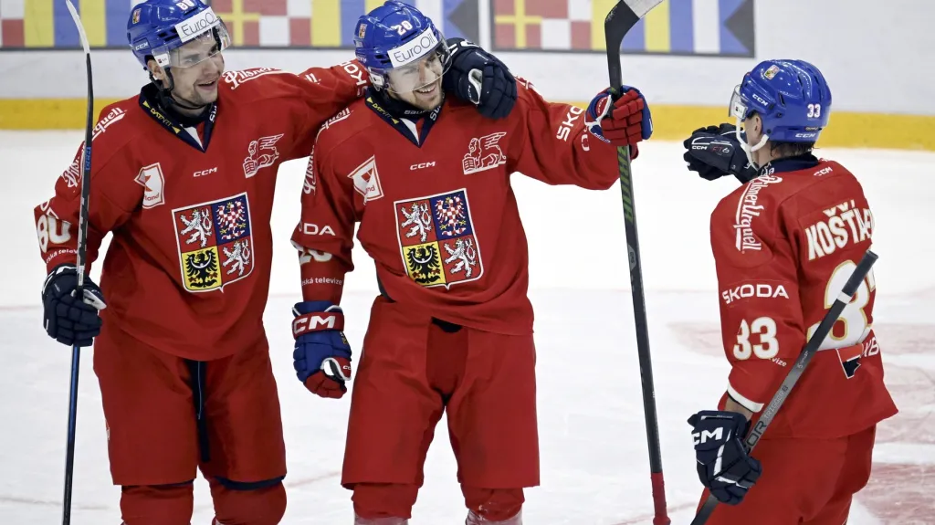 Čeští hokejisté slaví branku Michala Kunce