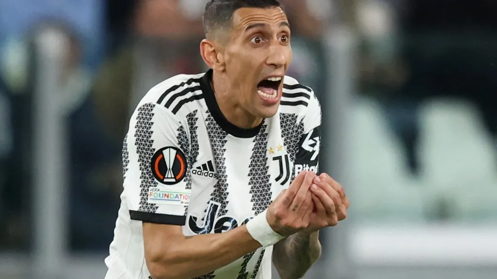 Ángel Di María gestikuluje v dresu Juventusu