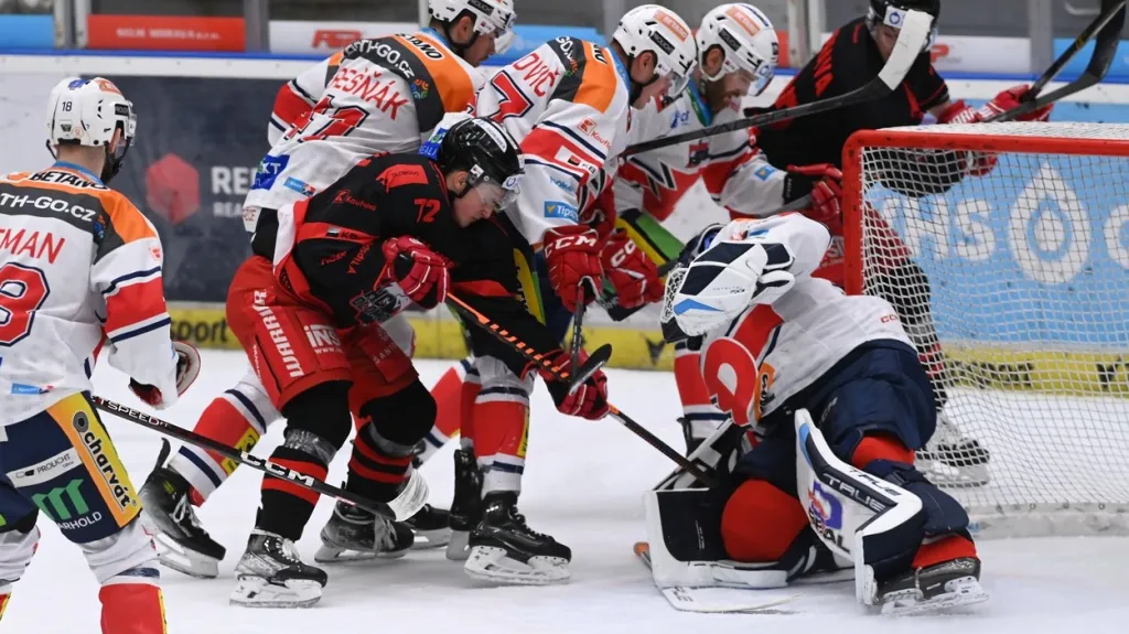 Závar před brankou Dominika Pavláta