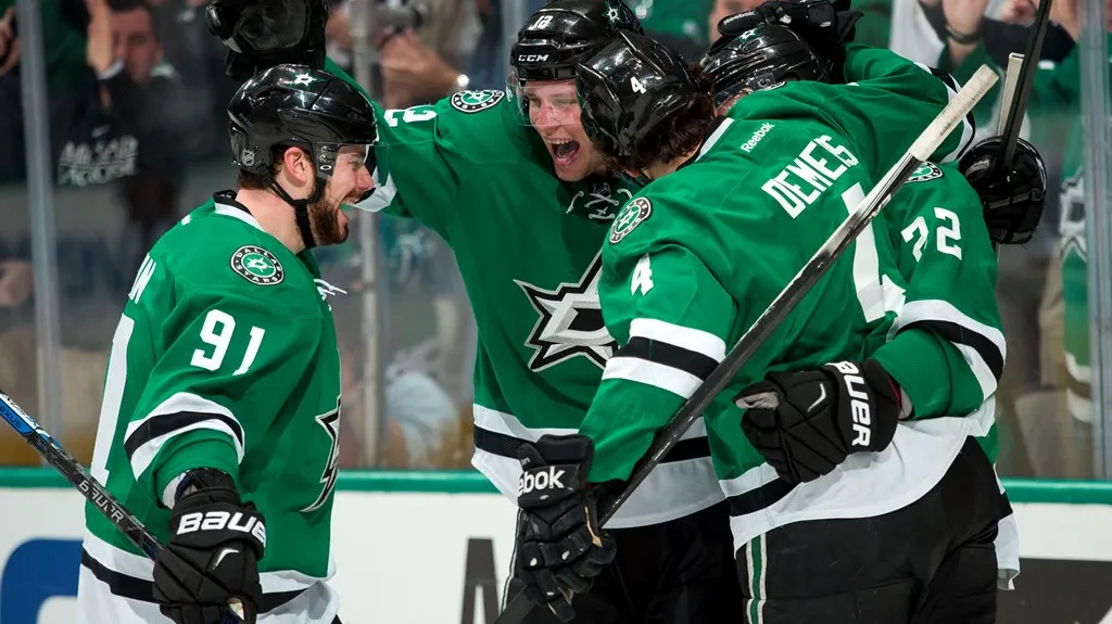 Radek Faksa se raduje se spoluhráči