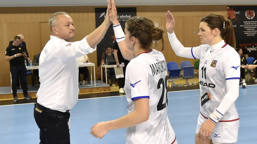 Jan Bašný s českými házenkářkami