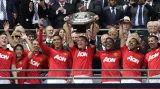Hráči Manchesteru United slaví zisk první trofeje pod Davidem Moyesem
