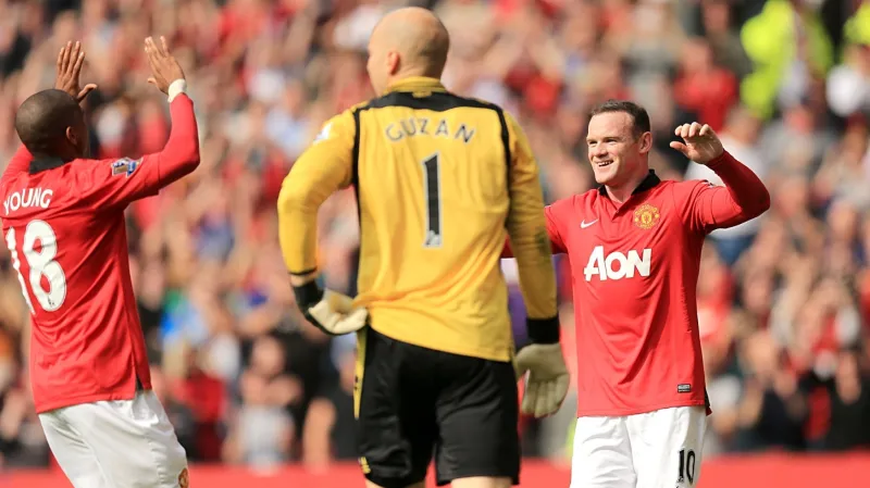 Wayne Rooney z Manchesteru United slaví branku v síti Aston Villy