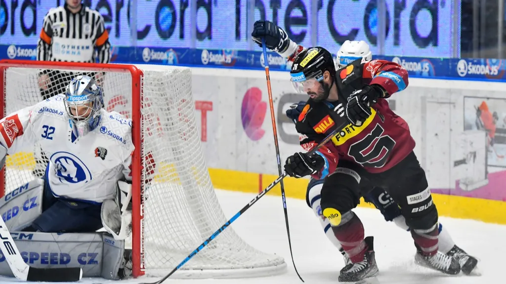 Kapitán Sparty Michal Řepík se snaží zaskočit Miroslava Svobodu z Plzně