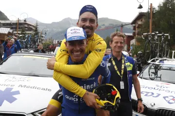 Julian Alaphilippe na zádech Enrica Mase