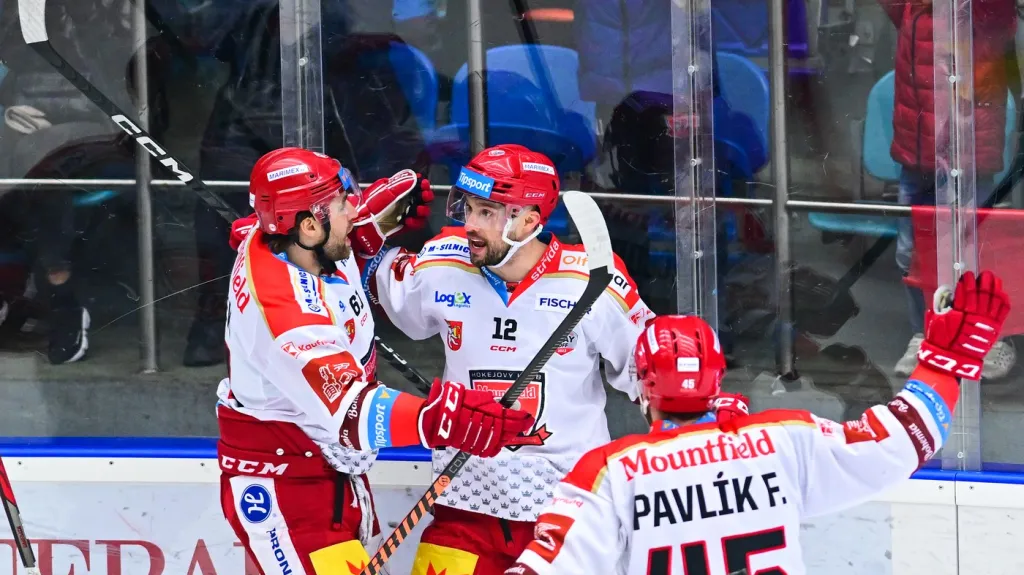 Graeme McCormack (uprostřed) se raduje se spoluhráči z Hradce Králové