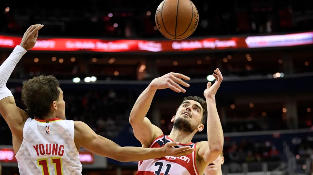 Hráč Washingtonu Tomáš Satoranský bojuje o míč