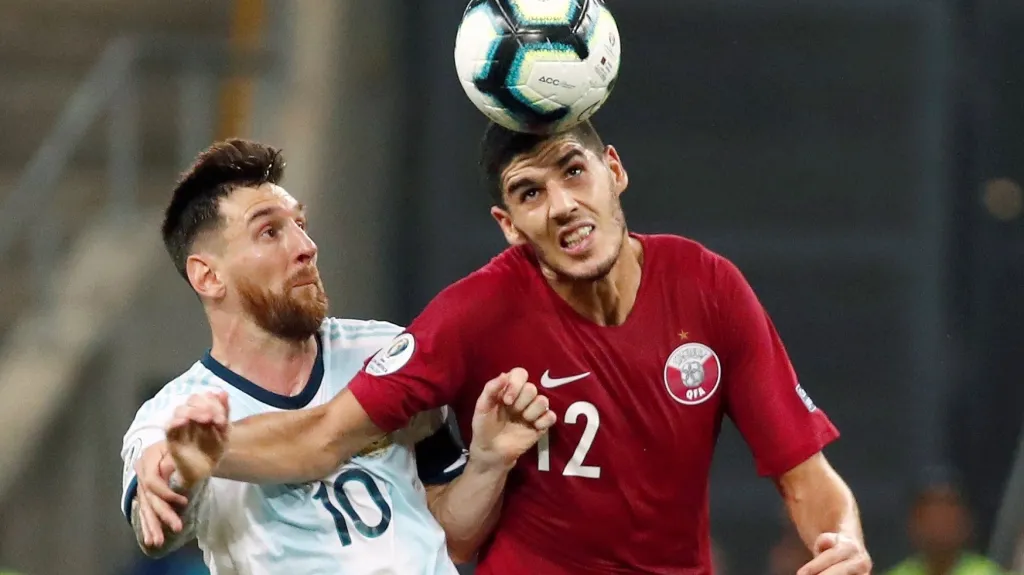 Lionel Messi a Karim Boudiaf 