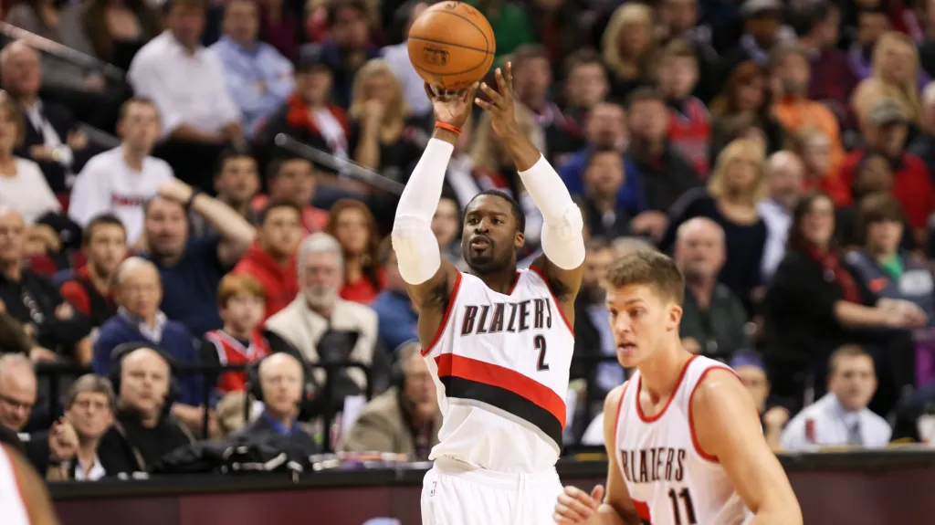 Wesley Matthews z Portlandu střílí trojku