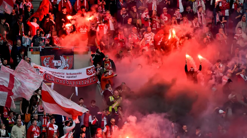 Fanoušci Slavie na stadionu v Edenu