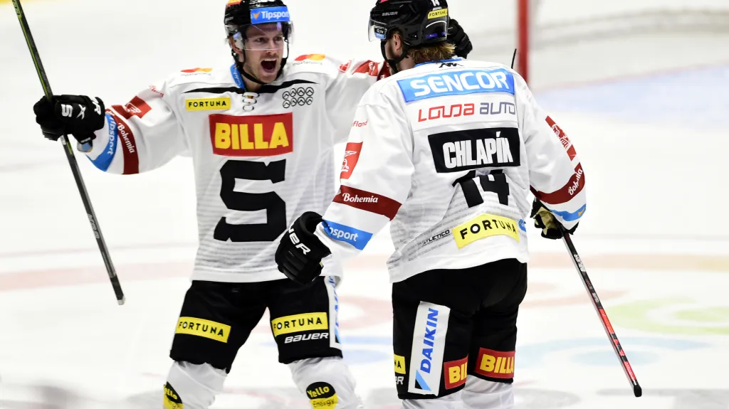 Erik Thorell slaví gól s Filipem Chlapíkem