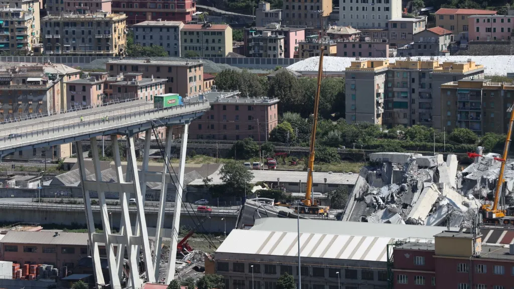 Spadlý most v Janově