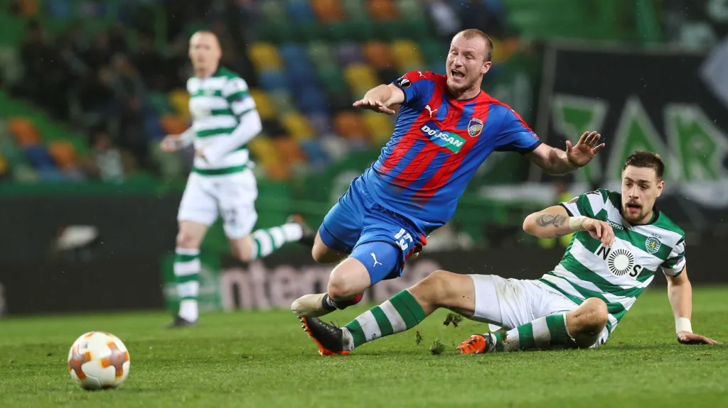 Michaela Krmenčíka z Plzně zastavuje Sebastián Coates ze Sportingu Lisabon