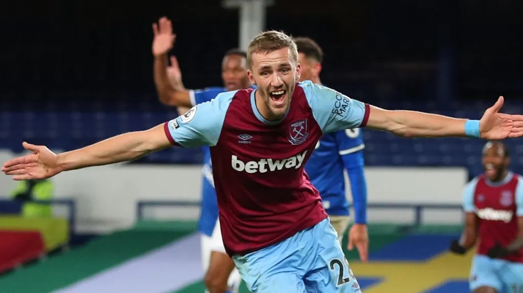 Tomáš Souček se raduje z branky