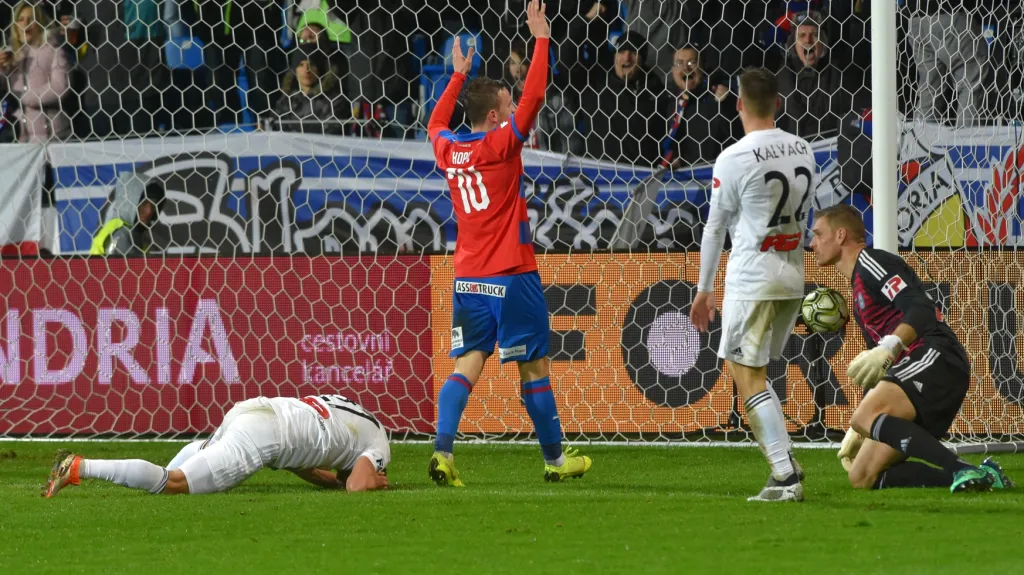 Jan Kopic se raduje z vlastního gólu Martina Sladkého