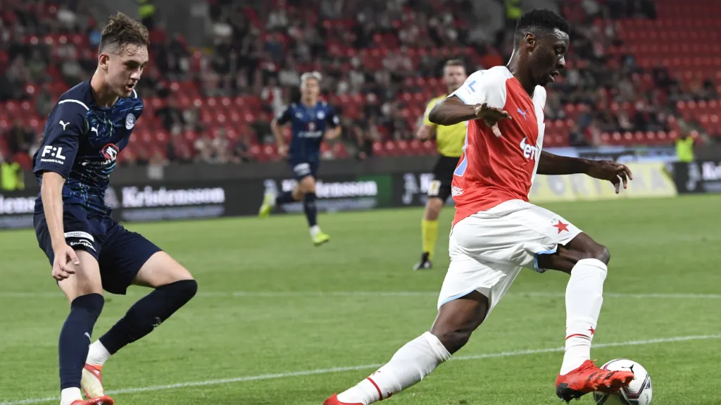 Slávista Ibrahim Traoré si kryje míč před dotírajícím hráčem Unionu Berlín