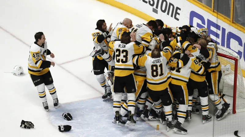 Hráči Pittsburghu slaví zisk Stanley Cupu