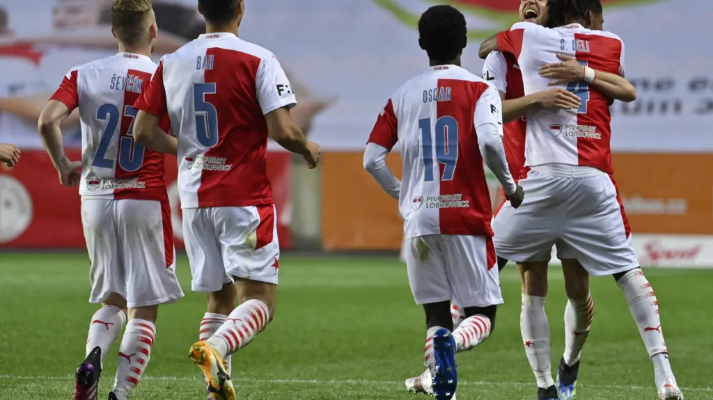 Fotbalisté Slavie se radují z gólu