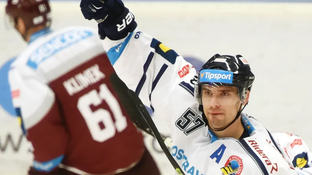 Vítkovický Rostislav Olesz oslavuje vstřelenou branku do sítě Sparty