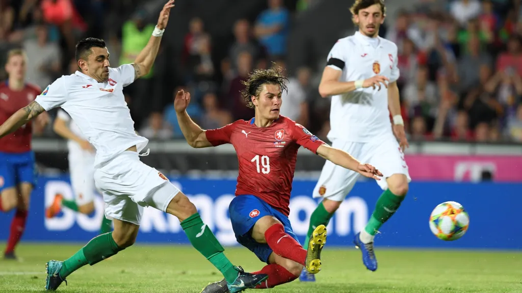 Patrik Schick střílí gól do sítě Bulharska v kvalifikaci o Euro 2020