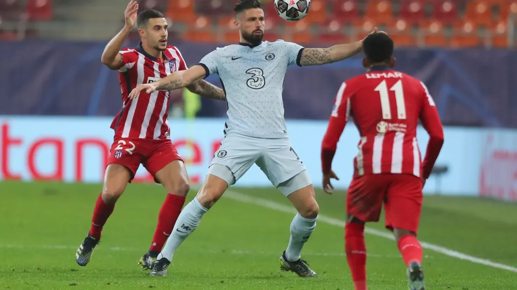 Olivier Giroud v utkání s Atléticem