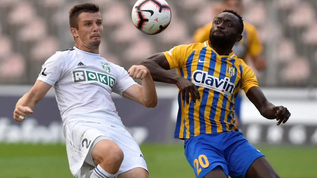 Joel Ngandu Kayamba z Opavy (vpravo) v utkání proti Karviné