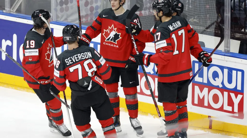 Hokejisté Kanady se radují z gólu na mistrovství světa