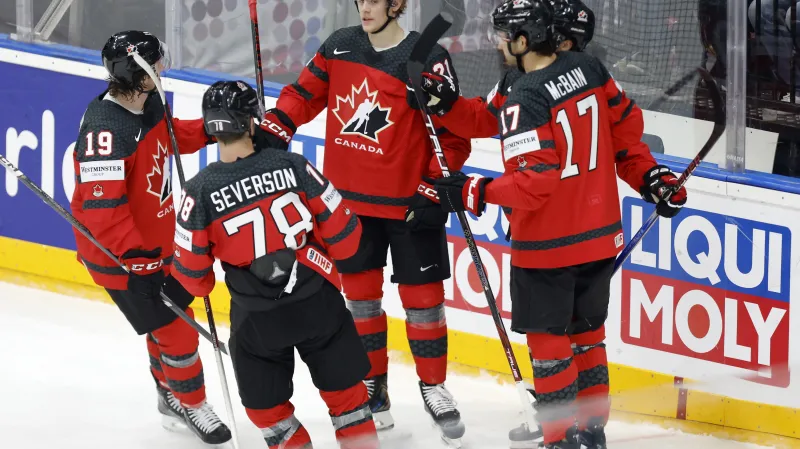 Hokejisté Kanady se radují z gólu na mistrovství světa