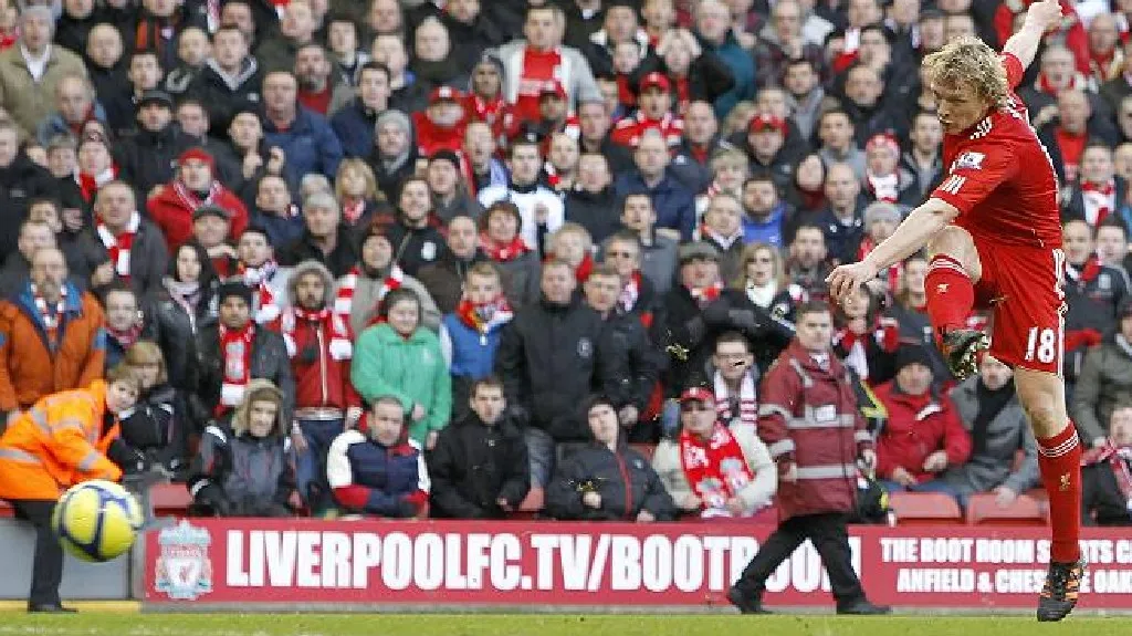 Liverpoolský Dirk Kuyt proti Manchesteru