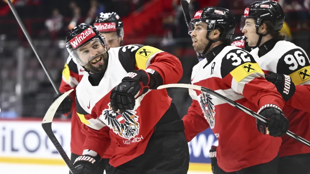 Peter Schneider z Rakouska slaví se spoluhráči