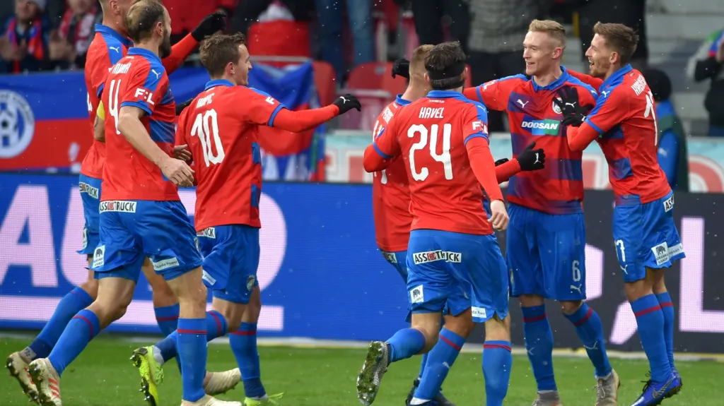 Fotbalisté Plzně slaví vstřelený gól proti Karviné