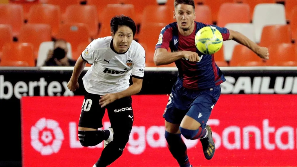 Talent Valencie Lee Kang-in proti Nemanja Radojovi z Levante 