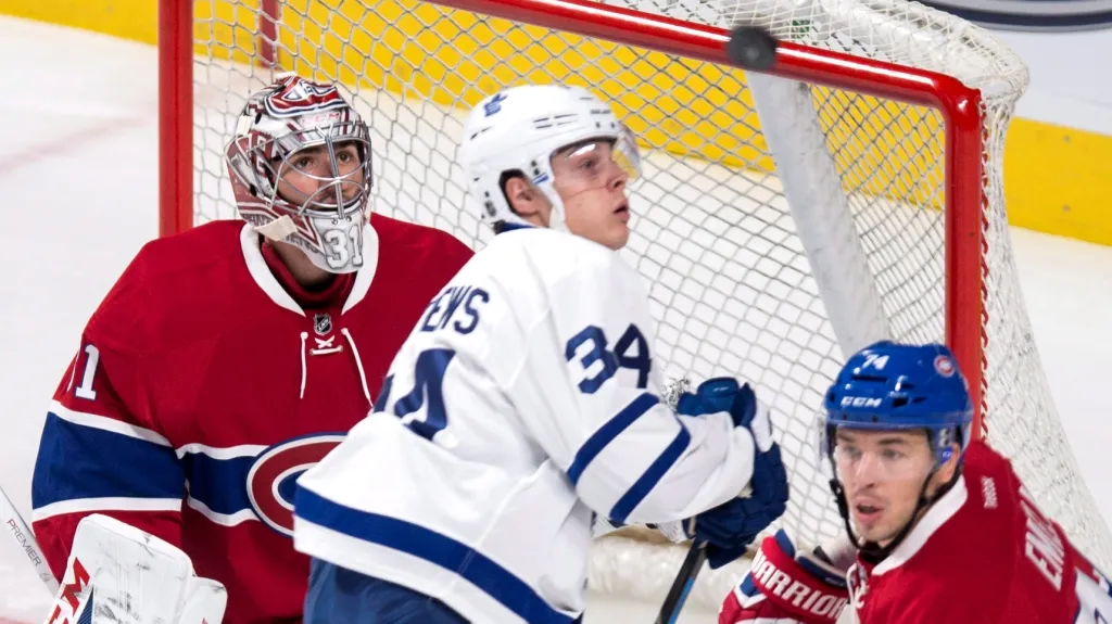 Carey Price (vlevo) a Auston Matthews (uprostřed)